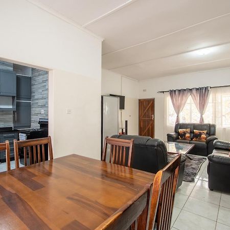 Wood Road Guest Lodge Victoria Falls Esterno foto