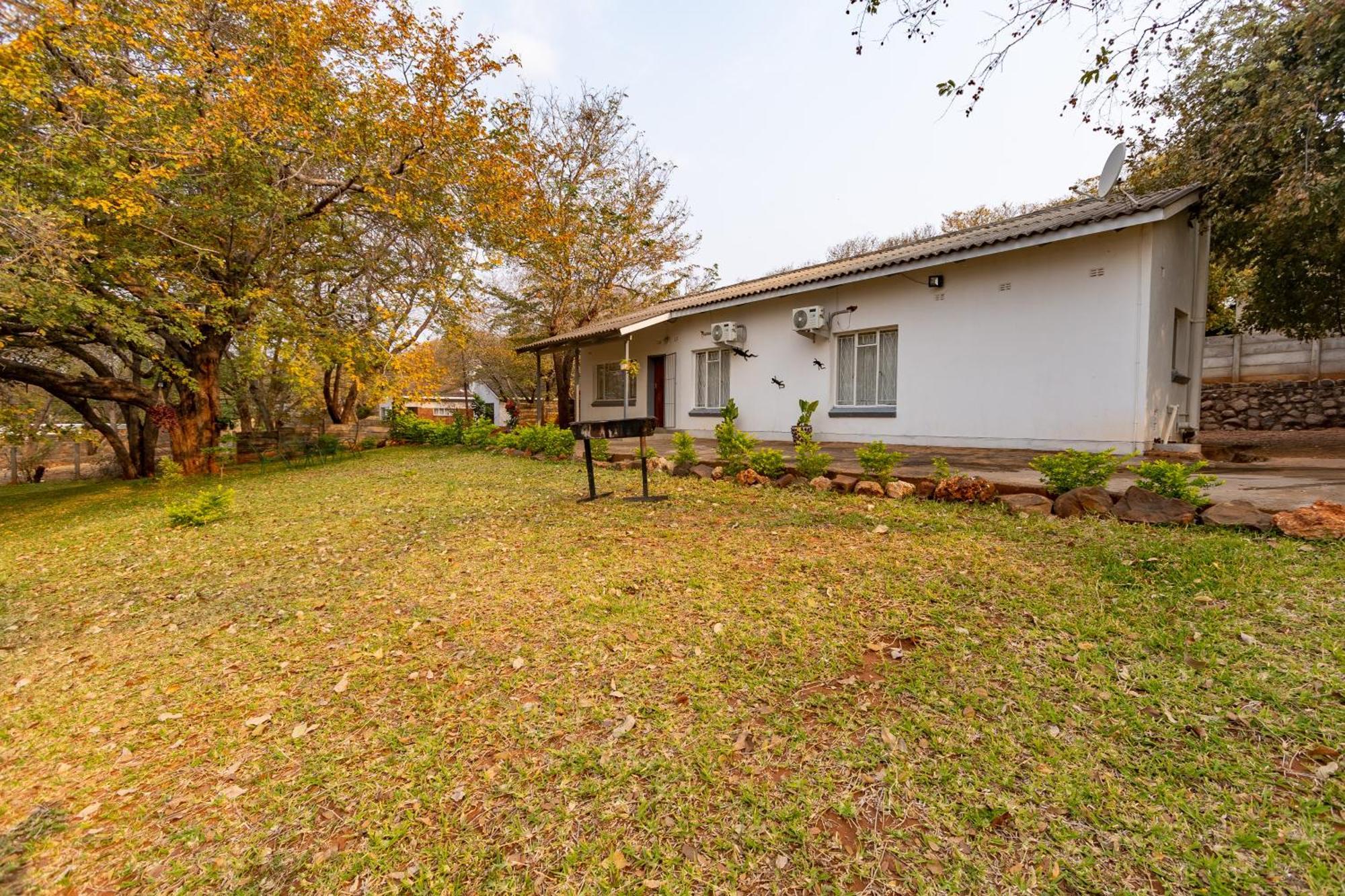 Wood Road Guest Lodge Victoria Falls Esterno foto