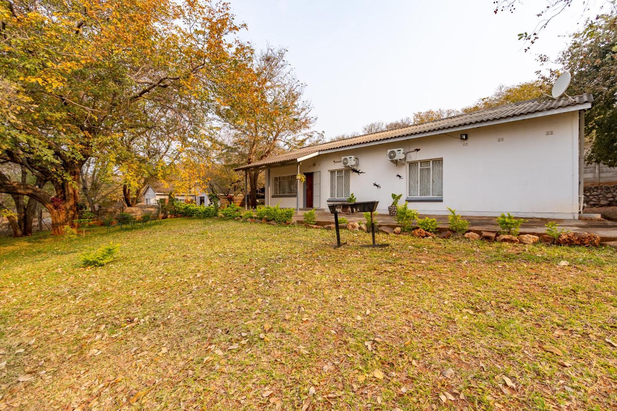 Wood Road Guest Lodge Victoria Falls Esterno foto
