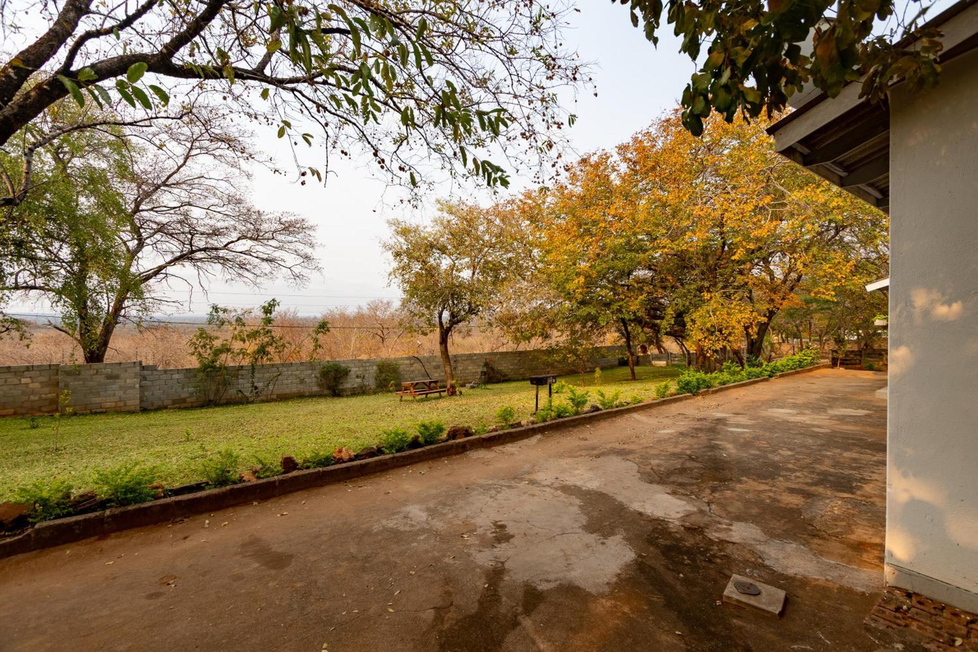 Wood Road Guest Lodge Victoria Falls Esterno foto