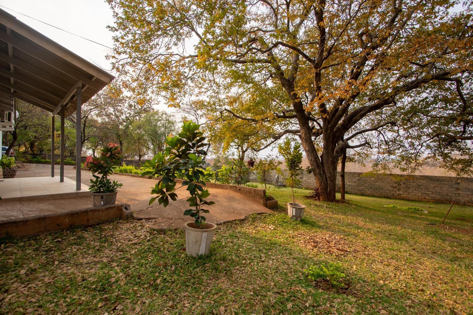 Wood Road Guest Lodge Victoria Falls Esterno foto