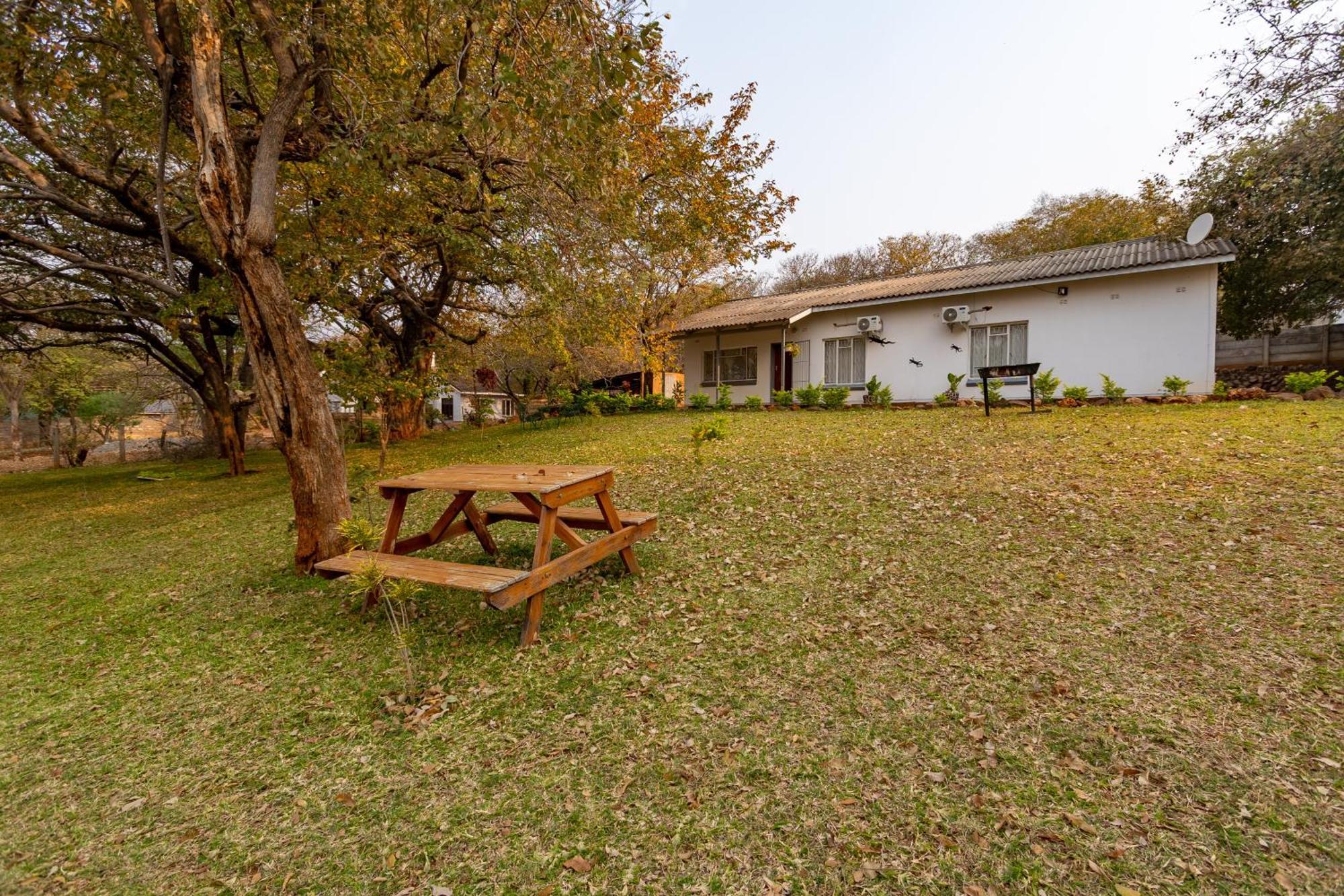 Wood Road Guest Lodge Victoria Falls Esterno foto