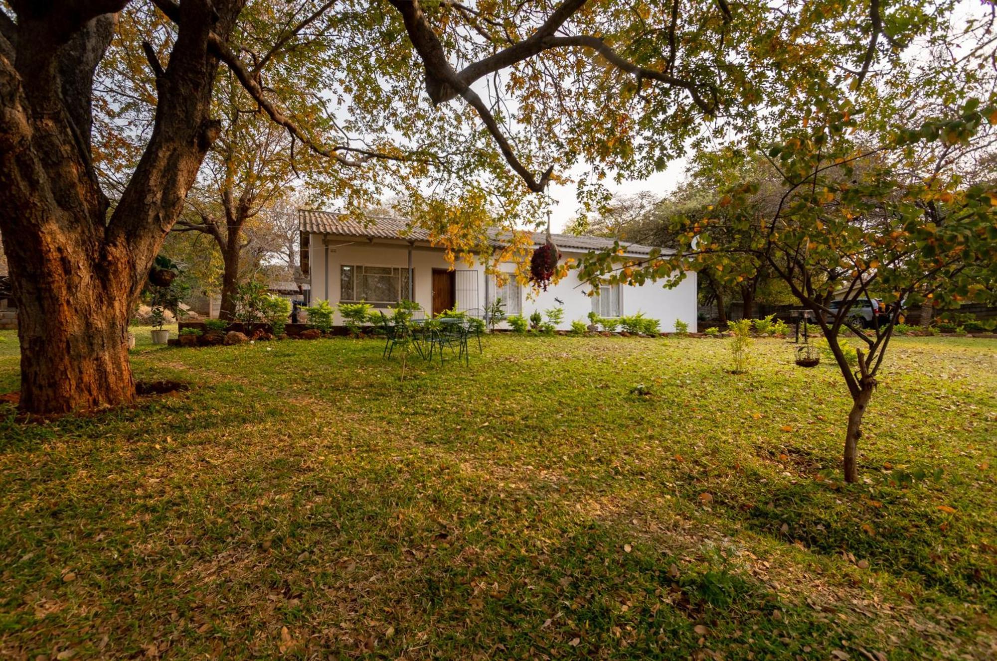Wood Road Guest Lodge Victoria Falls Esterno foto